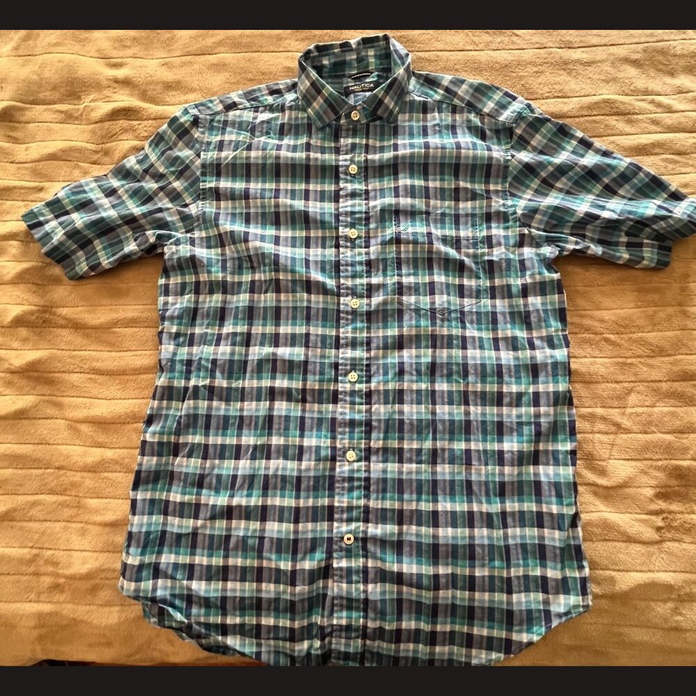 Nautica Men's Blue Plaid Button-Up Shirt Size M‎ – Classic Fit short Sleeve